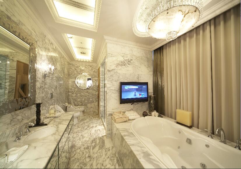 保定高新园奢华欧式大理石浴室吸顶灯镜面电视效果图